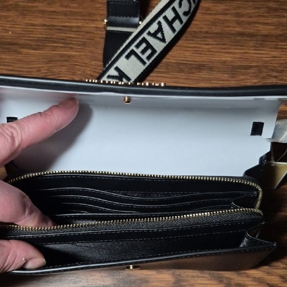 Michael Kors Black Jet Set Crossbody Wallet - Picture 3 of 3